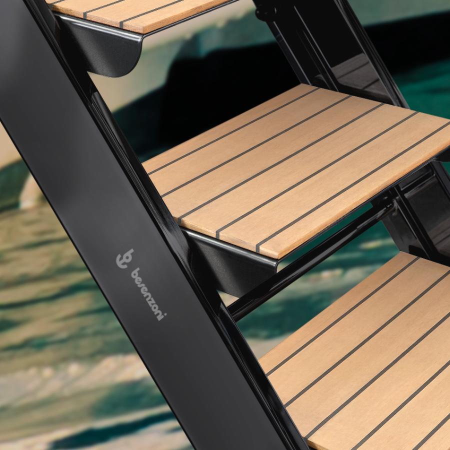 sp 607 verniciata nero con scalini in teak sintetico