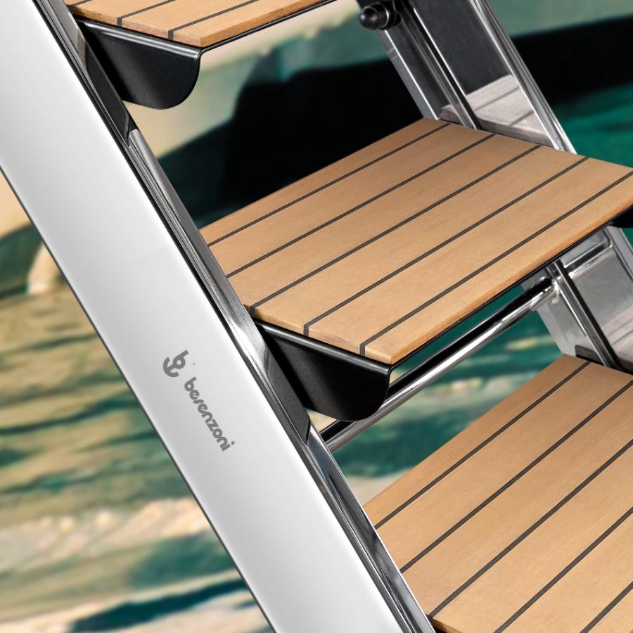 Dettaglio dello scalino della scala passerella SP 607 in simil teak