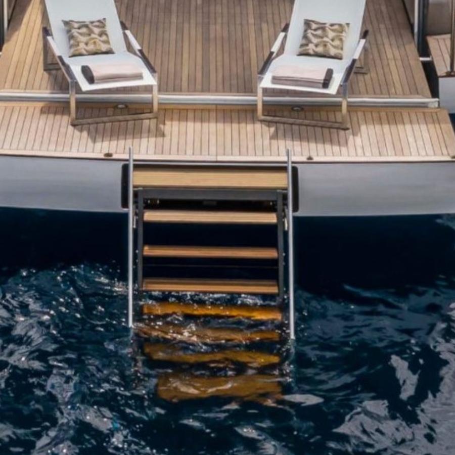 Scala bagno automatica a scomparsa montata su yacht 