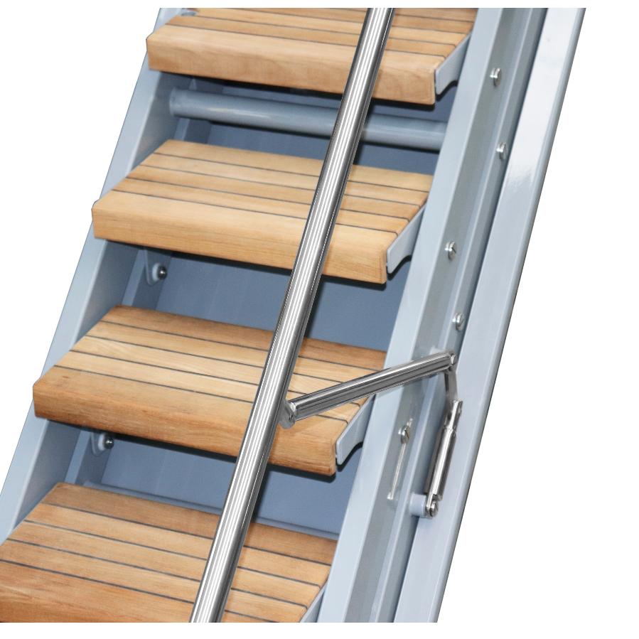 Scala da imbarco automatica girevole a scomparsa nella murata dello yacht Si 411 scala di banda ,struttura in acciaio inox verniciato dettaglio candelieri