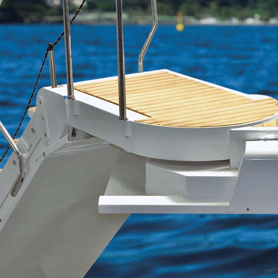 besenzoni Scala da imbarco automatica girevole a scomparsa nella murata dello yacht Si 411 scala di banda ,struttura in acciaio inox verniciato