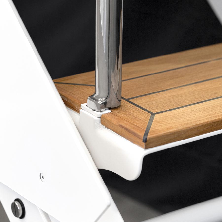 Dettaglio del gradino della scala da imbarco automatica SI 515 