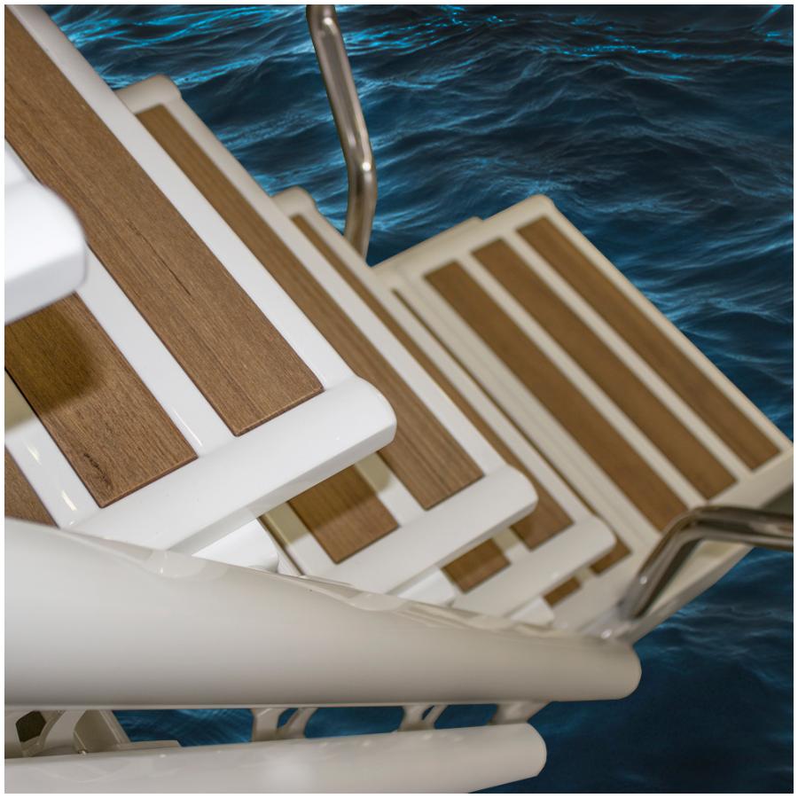 Besenzoni Scala manuale SC 510 con n. 14 gradini autolivellanti e struttura in fibra di carbonio dettaglio primo scalino