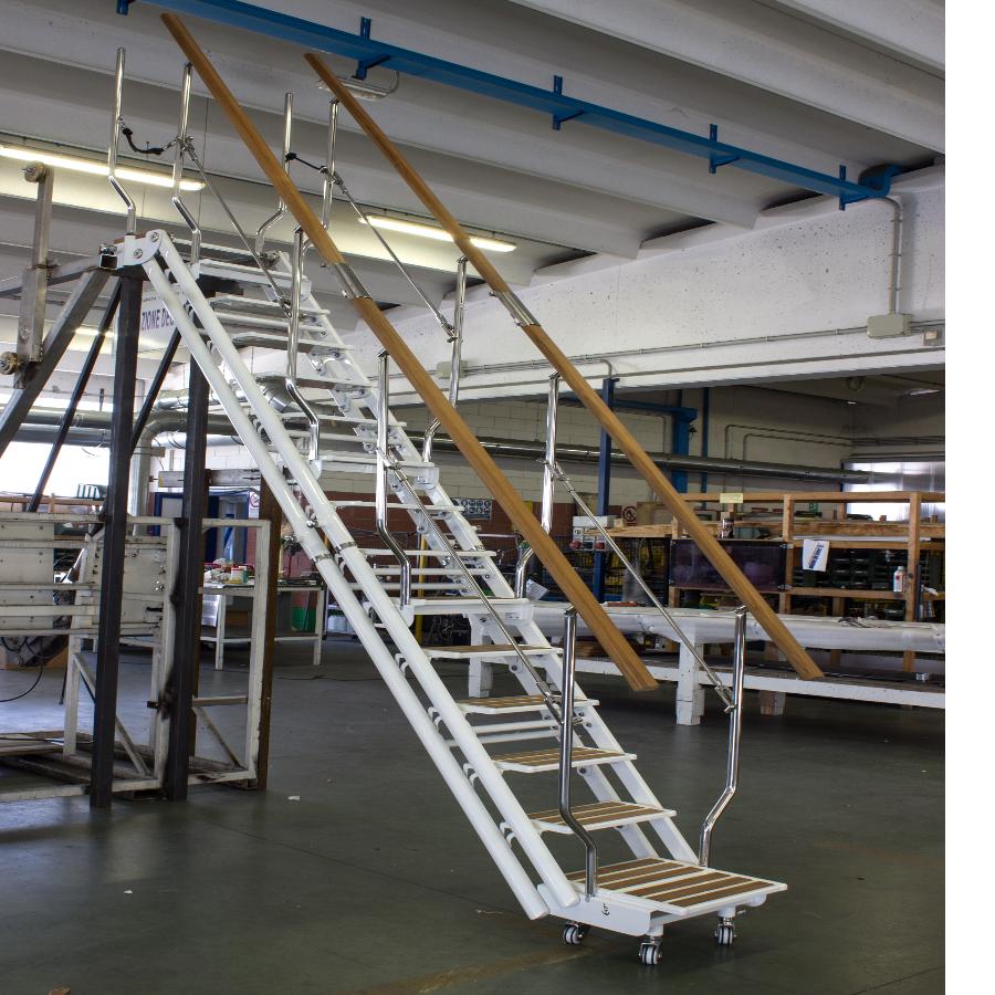 Besenzoni Scala manuale SC 510 con n. 14 gradini autolivellanti e struttura in fibra di carbonio in reparto