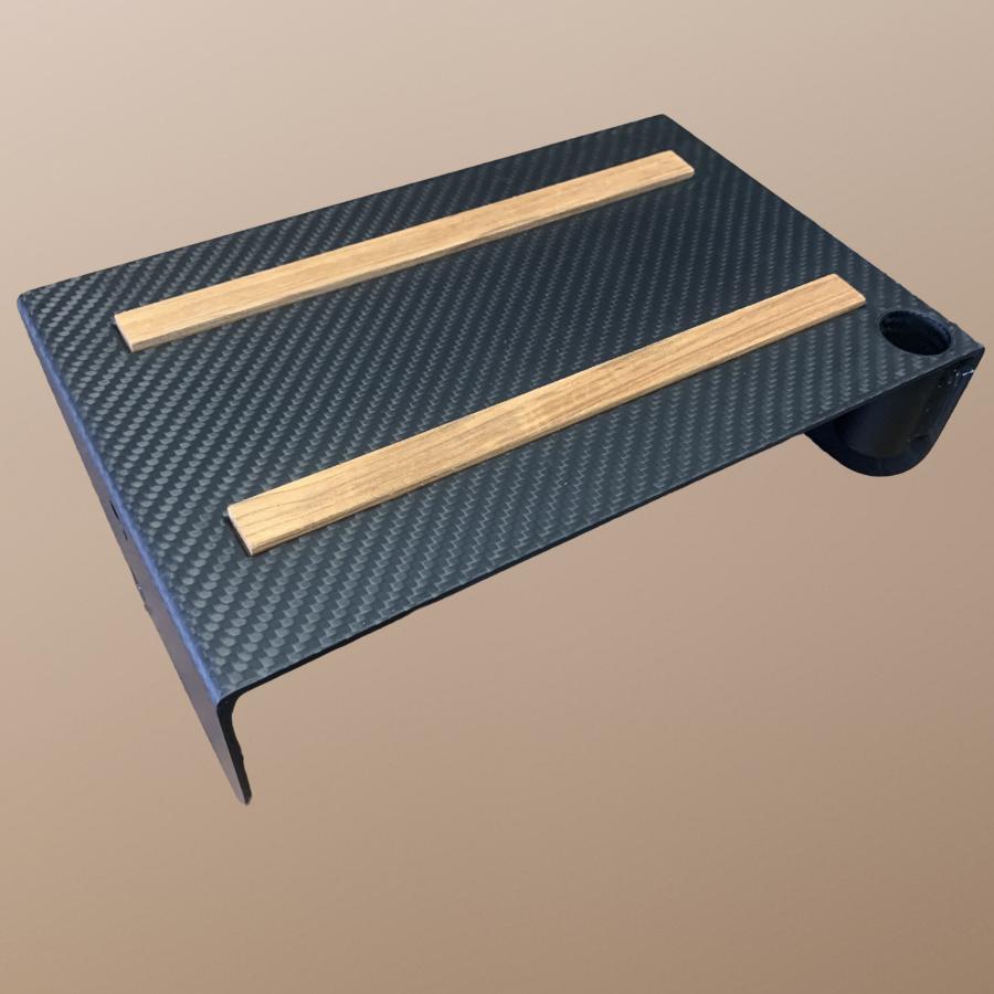 dettaglio finitura gradino in carbonio con inserti in teak