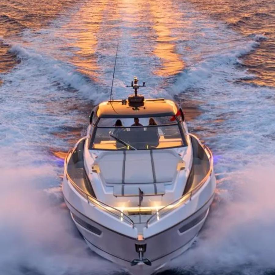 yacht sunseeker con parabrezza realizzato da Besenzoni spa