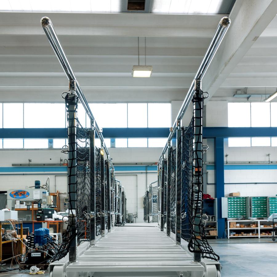 vista frontale della scala da imbarco Besenzoni per navi militari 